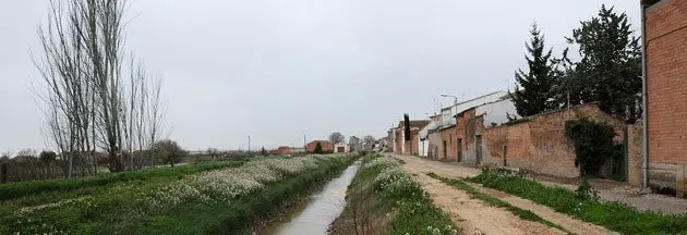 Imatge de la Tercera sèquia al seu pas pel Palau d&#39;Anglesola.