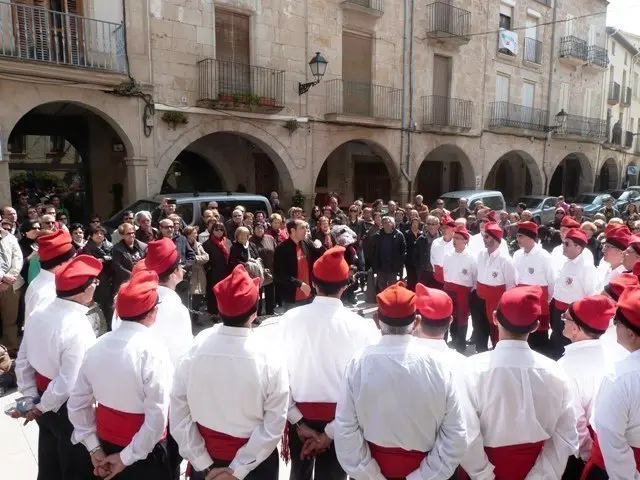 La Massa Coral Els Cantaires de Juneda, en plena actuació a la plaça