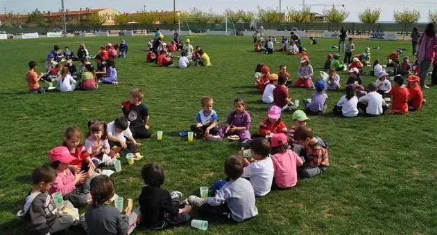 Desprès de la feina un bon berenar al camp de futbol.