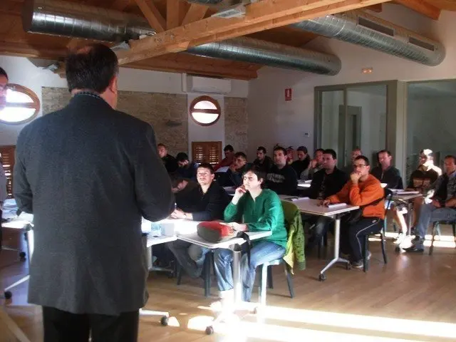 Els alumnes participen en sessions teòriques i pràctiques