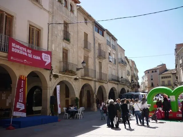 La plaça es va anar omplint al llarg del dia