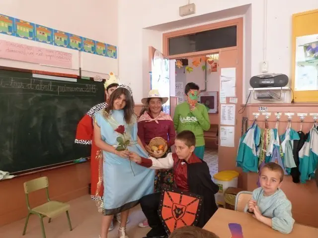 Els més grans de l&#39;escola han representat la llegenda de Sant Jordi i la princesa