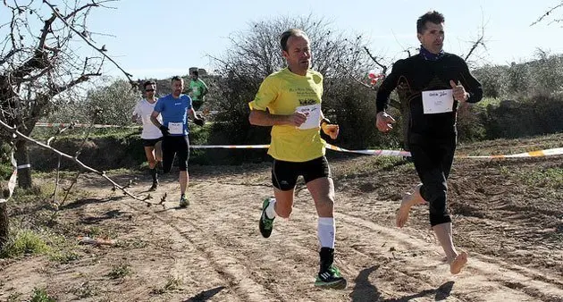 Josep Maria Romero va participar descalç en el Cros d&#39;Arbeca.