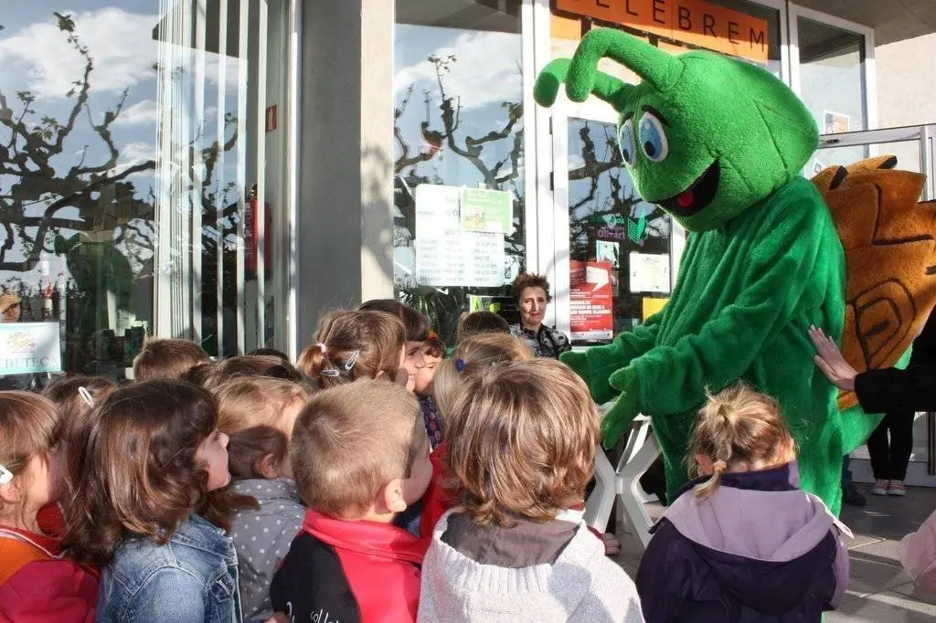 Els infants van voler conèixer i saludar el caragol Banyetes