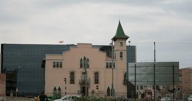 La bandera espanyola oneja al costat de la senyera a la taulada del Consell. 