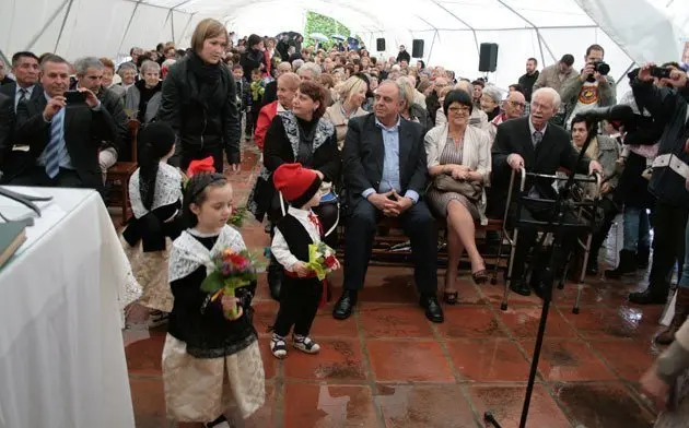 Imatge de l&#39;ofrena de flors en la que hi van participar els més petits.