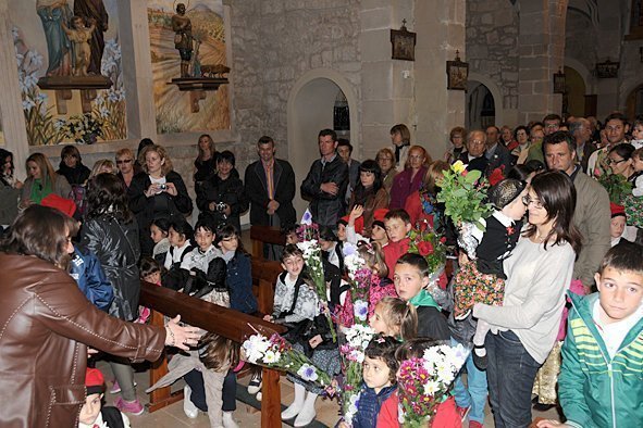 La tradicional ofrena floral reuneix a tots els infants de Castelldans