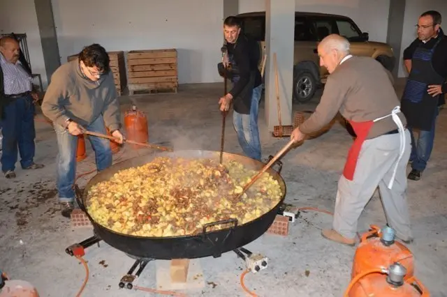 Els veïns remenen la cassola del dinar de germanor