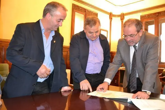 El president Joan Reñé amb l&#39;alcalde de Linyola Manel Coll.
