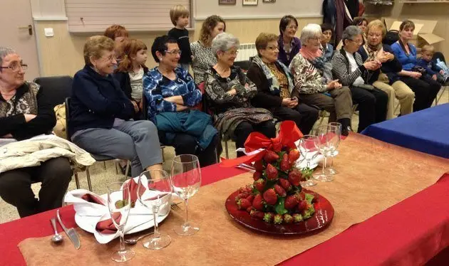 Les participants en la xerrada sobre el parament de la taula, que va dirigir l&#39;Araceli.