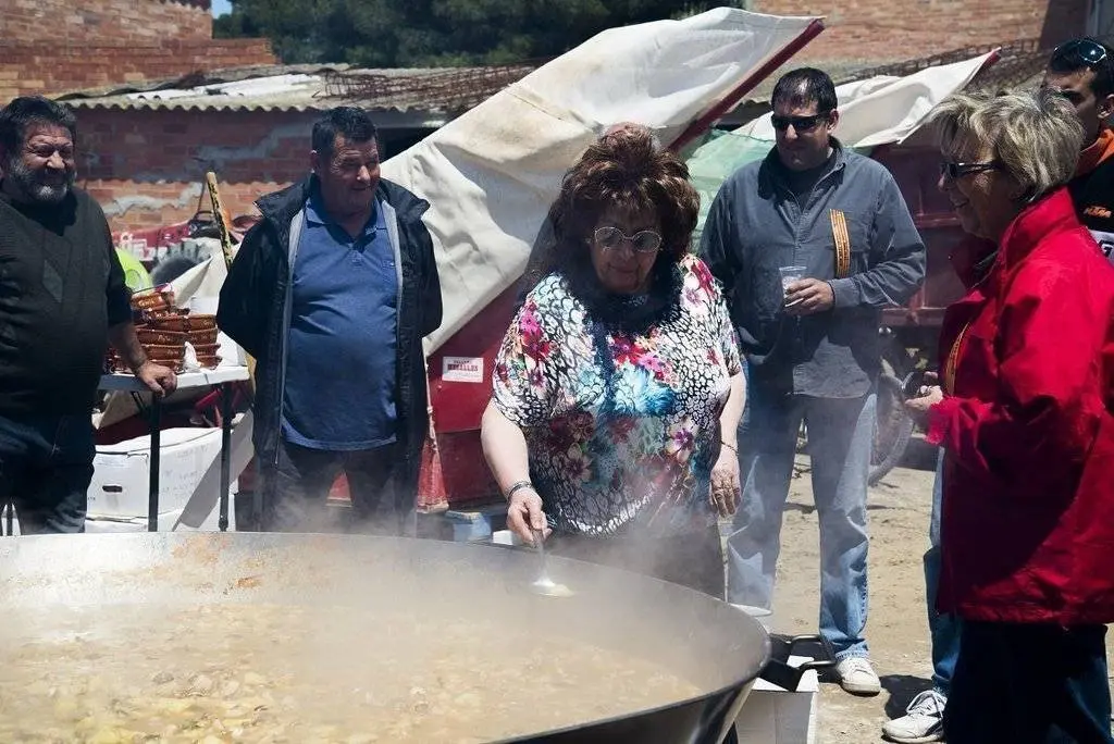 Els veïns elaborant la cassola per dinar