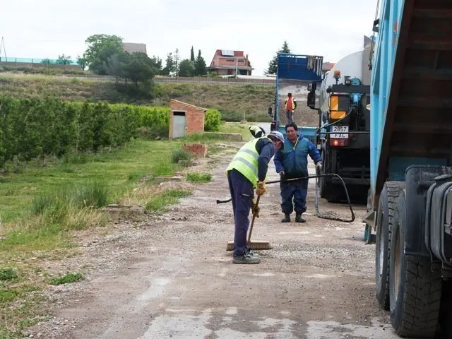 Els treballs se centren en tapar els clots i asfaltar el camí