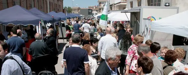 Centenars de persones visiten les parades de la mostra.