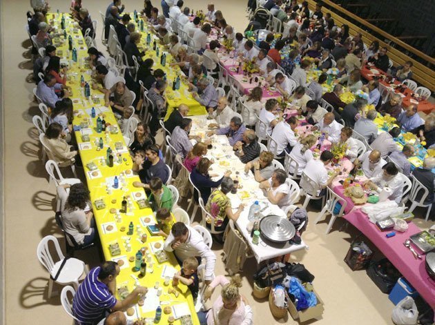 Els participants en la festa gastronòmica amb les cassoles a punt de servir.