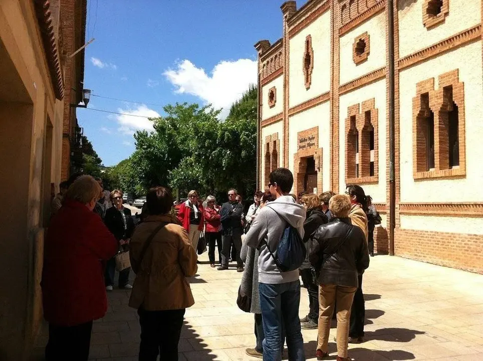 El grup a l&#39;antic edifici que feina d&#39;escola de les noies, actual biblioteca de la colònia