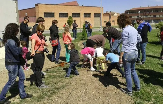 Petits i grans van participar en la plantada d&#39;arbres al parc de Sant Roc.