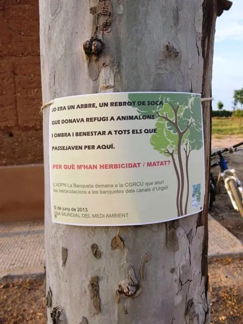Els voluntaris van penjar aquest cartell com a protesta per les herbicidacions