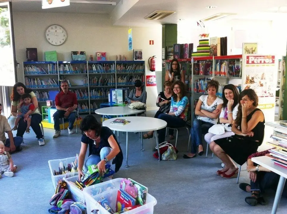 Pares i mares dels alumnes de la Llar d&#39;Infants durant la visita a la biblioteca