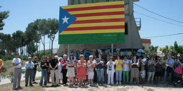 Sota l&#39;estela els participants en la festa per la Independència.