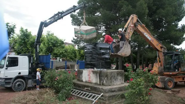 els operaris van protegir les peses que contenien els símbols.