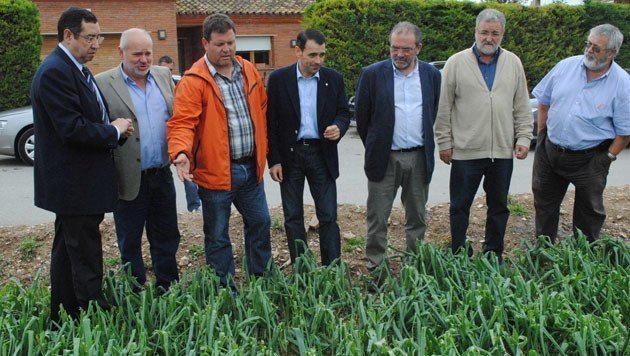 L&#39;alcalde de Castellnou, amb els representants de les administracions.