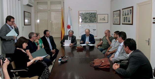 Joan Reñé i ramon Maria Guiu van signar el conveni que permetrà iniciar les obres.