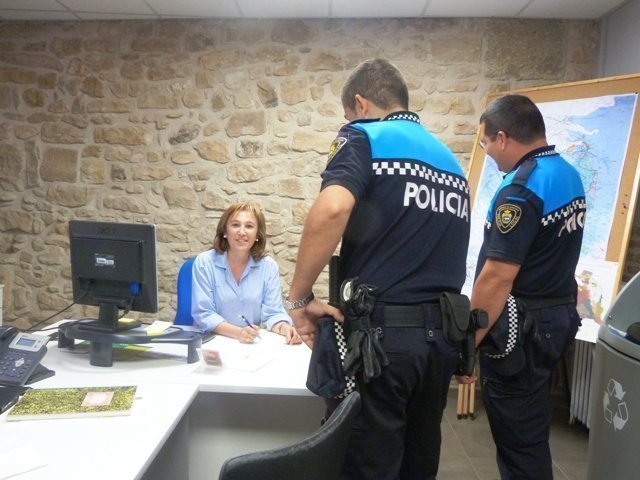 El nou agent, i un altre membre del cos policial, a l&#39;oficina de la Policia amb la regidora Núria Palau