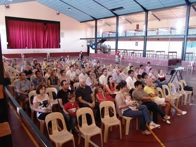 Desenes d&#39;exalumnes de l&#39;escola van assistir a l&#39;acte