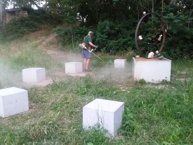 Tasuqes de manteniment i neteja de l&#39;escultura a Josep R. Minguella &#34;Tati&#34;