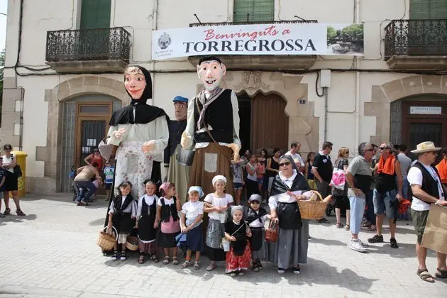 Els gegants de Torregrossa, i la quitxalla que participa en l&#39;espectacle.