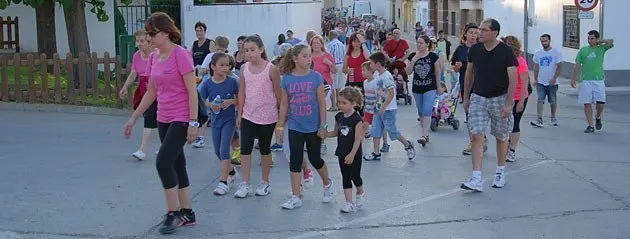 Imatge dels participants en la caminada a la llum de la lluna de Sidamon.