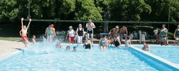 Els veïns de Bewll-lloc es van llançar a la piscina a les 12 del migdia.