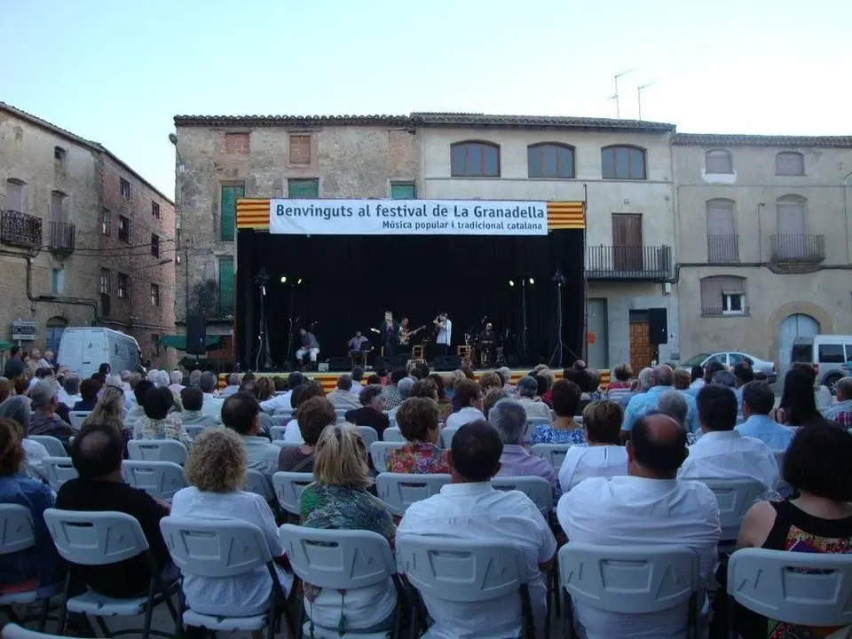 Les actuacions musicals tenen lloc a la plaça aprofitant la fresca de l&#39;estiu