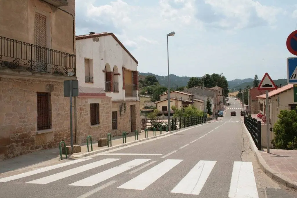 La carretera LP-7013 al seu pas per la Pobla de Cérvoles