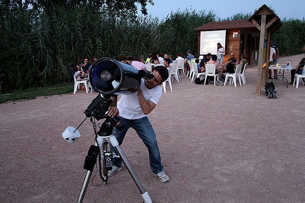 Els participants van poder observar els astres amb un gran telescopi. 