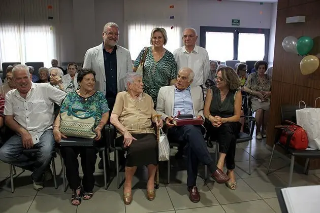 Maria Sans en companyia de la família i de les autoritats.