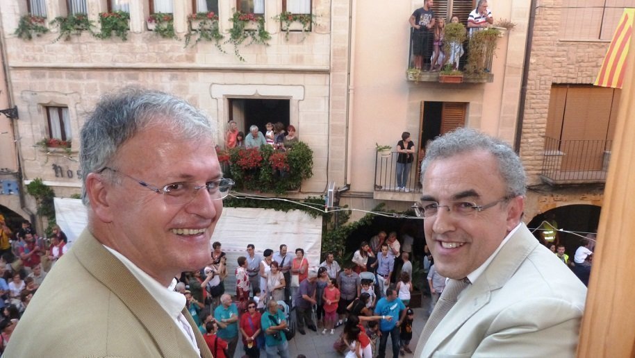 L&#39;historiador Solé i Sabaté, pregoner d&#39;enguany, amb l&#39;alcalde Enric Mir al balcó de l&#39;Ajuntament