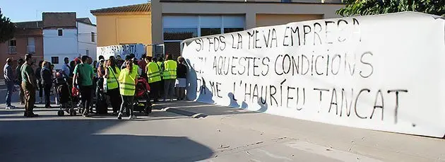 La pancarta que van penjar els pares i mares, i les armilles de protesta a Sidamon.