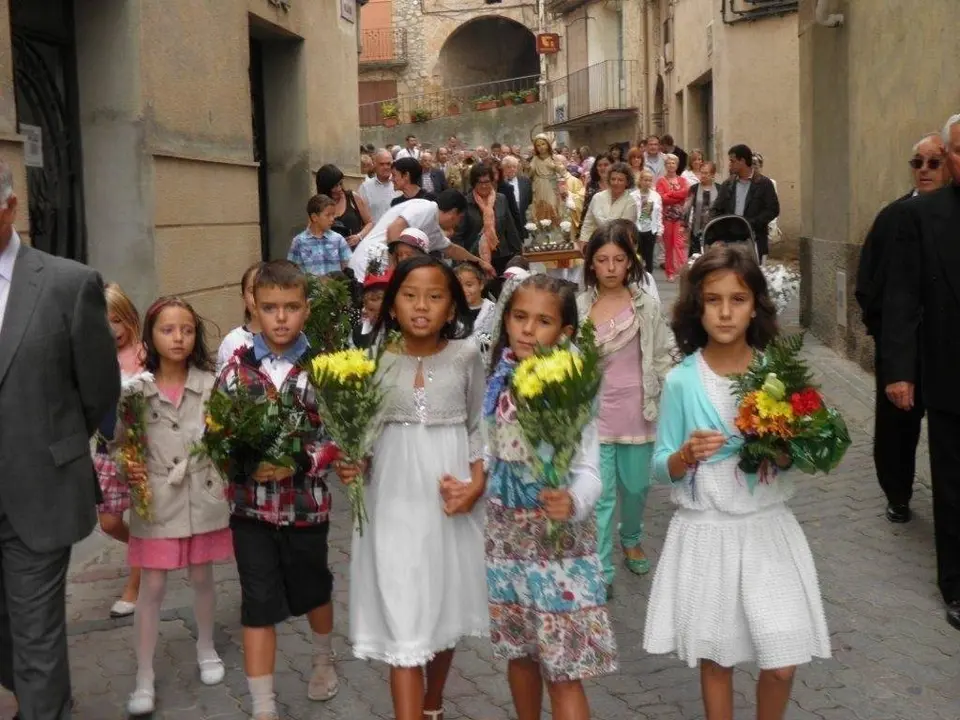 La processó i l&#39;ofrena floral de la Festa major es mantenen vives malgrat el pas dels anys