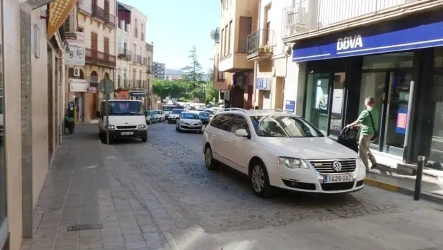 Les millores comportaran el canvi de llambordes a la calçada, un nou sanejament i la reconstrucció i empliació de les voreres