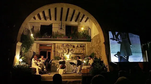 Un escenari singulars en el pati de Cal Roig de Fondarella, bressol de la Cua d&#39;estiu.