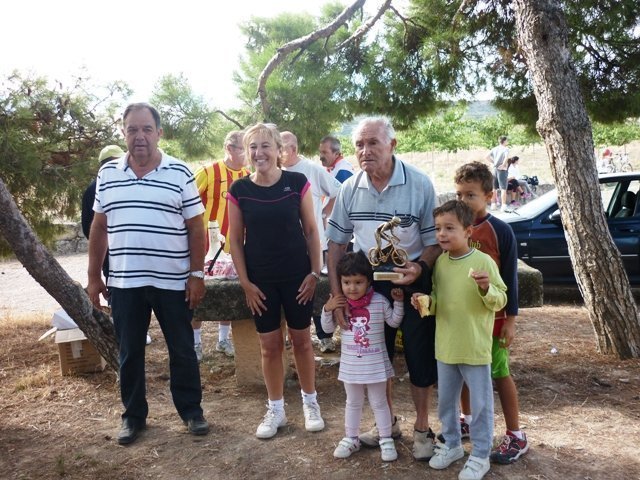 Marcel Arrufat, guanyador del trofeu al participant de més edat, amb els regidors Núria Palau i Francesc Mir