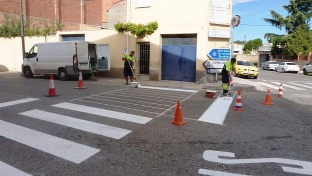 Un dels últims passos de vianants que s&#39;han repintat, al trencall de la carretera cap a Castelldans