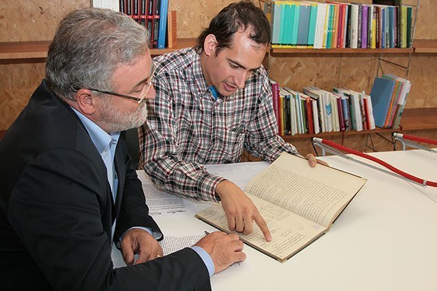 Francesc Fabregat i el director Daniel Vilarrúbias, observant un dels documents locals.