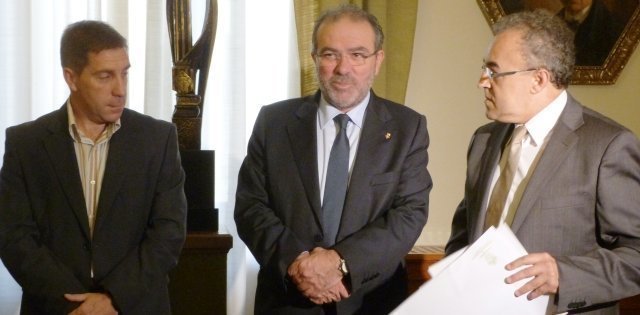 El president Joan Reñé, amb Jordi Sarlé i Enric Mir, alcaldes de Vinaixa i de les Borges Blanques respectivament