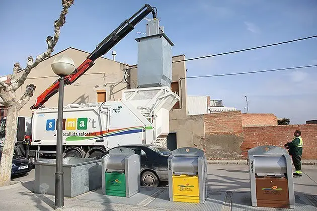 El vehicle de recollida en un àrea d&#39;aportació del municipi de Golmés.