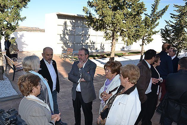 El president Joan Reñé en una visita a l&#39;ampliació del cementiri de Soses.