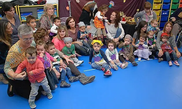 La Castanyera va visitar la llar d&#39;infants La Tenalla, repartint dolços als petits de Sidamon.