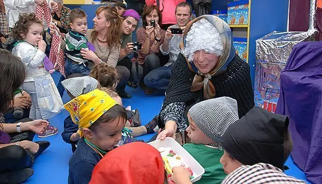 La Castanyera va visitar la llar d&#39;infants La Tenalla, repartint dolços als petits de Sidamon.