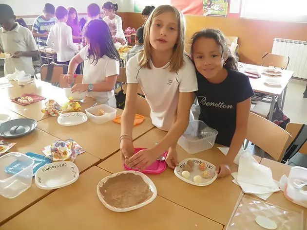 Els alumnes de l&#39;escola Pompeu Fabra preparen panellets.     
